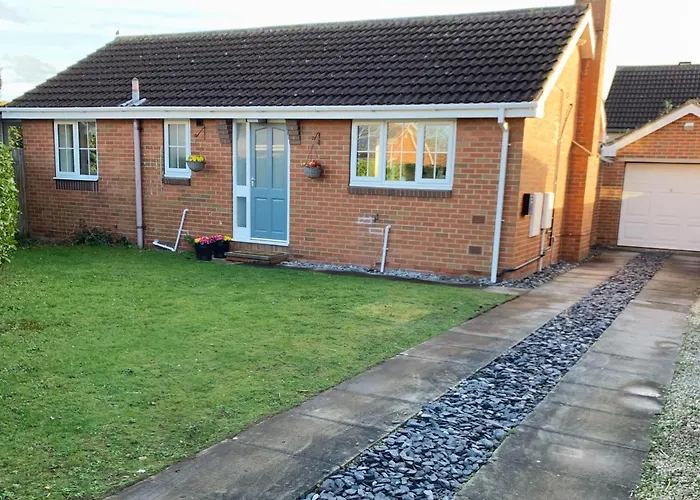 Comfortable And Cosy House With Off-Road Parking