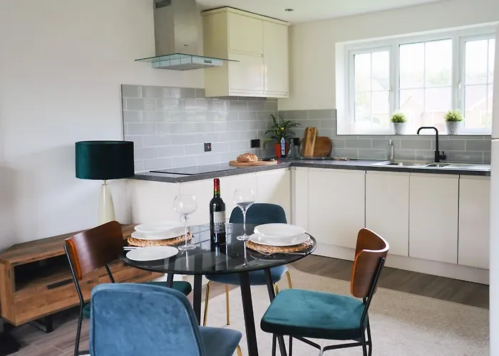 Comfortable And Cosy House With Off-Road Parking