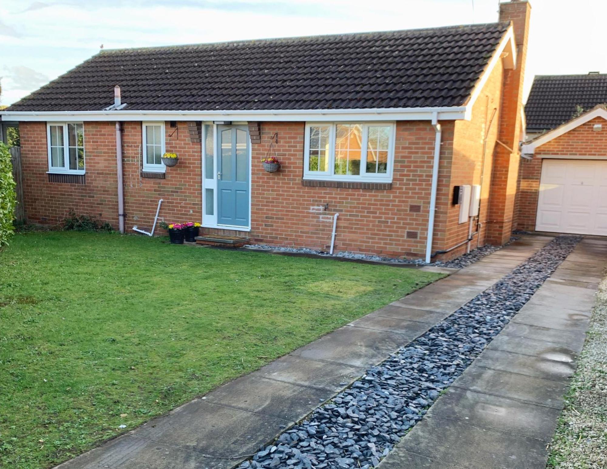 Comfortable And Cosy House With Off-road Parking Apartment